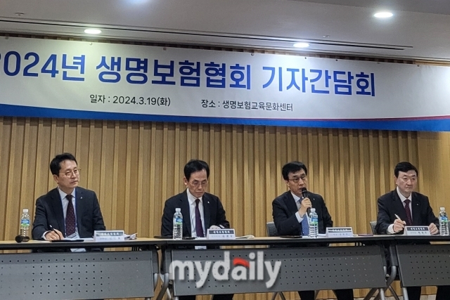 김철주 생명보험협회 회장(오른쪽 두번째)이 19일 서울 광화문 센터포인트빌딩에서 열린 기자간담회에서 발언하고 있다./구현주 기자