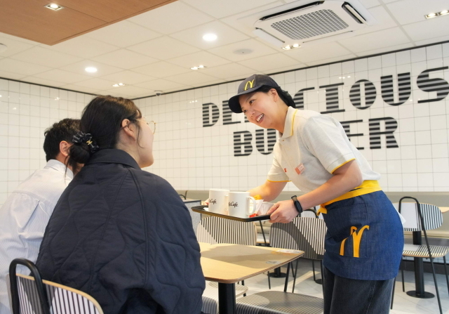 김기원 한국맥도날드 대표이사가 방배점 매장에서 고객에게 서빙을 하고 있다./맥도날드