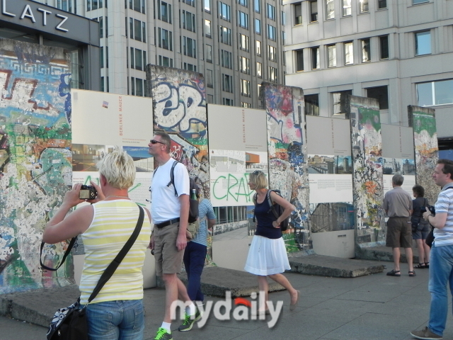 냉전 시대 독일을 대표하는 이미지인 베를린 장벽은 거의 철거되었고, 포츠담 광장 쪽에 일부가 전시되어 있어 여행자들의 시선을 끈다.