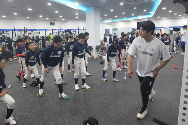 삼성 라이온즈 선수들이 유소년 야구클리닉을 하고 있다./한국프로야구선수협회
