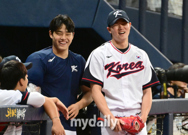 야구대표팀의 젊은피 문동주와 장현석 / 고척 = 유진형 기자 zolong@mydaily.co.kr