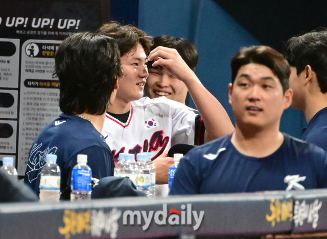 투구를 마친 장현석이 문동주의 칭찬을 받으며 환하게 웃고 있다 / 고척 = 유진형 기자 zolong@mydaily.co.kr