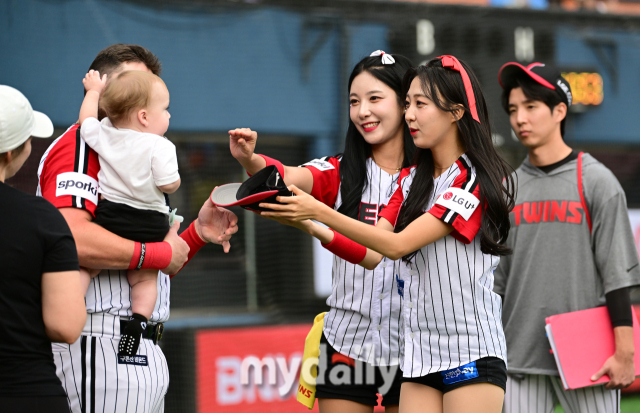 오스틴이 아들을 품에 안고 마스코트와 인사하고 있다 / 잠실 = 유진형 기자 zolong@mydaily.co.kr
