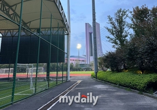 길가에서 내부를 지켜볼 수 있는 훈련장의 구조/최병진 기자