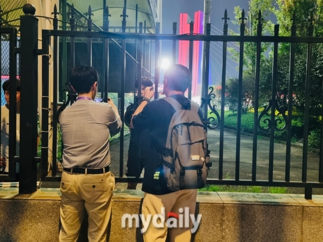 철장을 사이에 두고 인터뷰를 하는 황재원와 취재진/마이데일리 DB