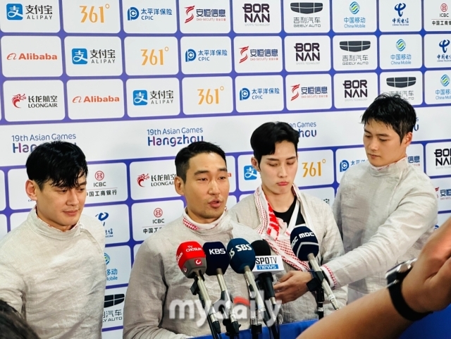 금메달을 차지한 후 미소를 짓는 남자 펜싱 사브레 국가대표팀/최병진 기자