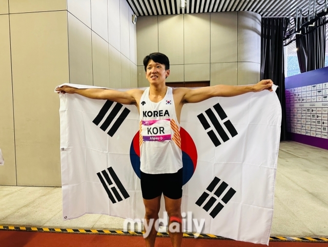 경기 후 취재진과 만나 사진 포즈를 취하는 김국영/최병진 기자