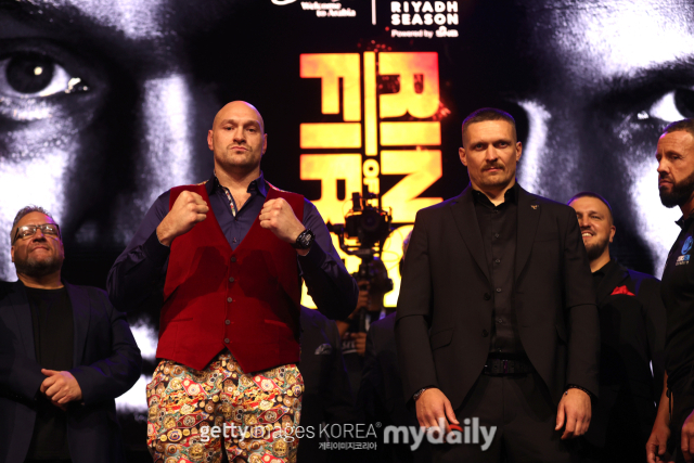 퓨리(왼쪽)와 우식이 16일 영국 런던에서 열린 기자회견에서 포즈를 취했다. /게티이미지코리아