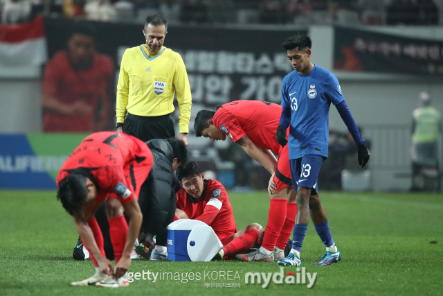 손흥민(오른쪽에서 세 번째)이 부상 후 통증을 호소하고 있다. /게티이미지코리아