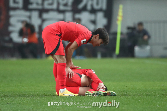 손흥민이 상대 태클에 쓰러져 고통스러워하고 있다. /게티이미지코리아