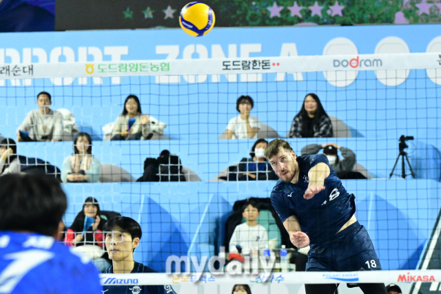4연속 서브 에이스로 한국전력을 위협한 대한항공 링컨 / 한국배구연맹.