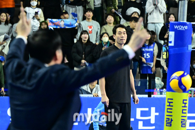 5연패에 빠진 고희진 감독과 연승으로 4위에 오른 김호철 감독의 반응이 엇갈리고 있다 / 한국배구연맹.