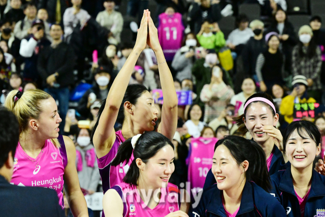 숫자가 잘못됨을 인지한 김연경과 김수지에게 구박(?)을 하고 있다 / 한국배구연맹.