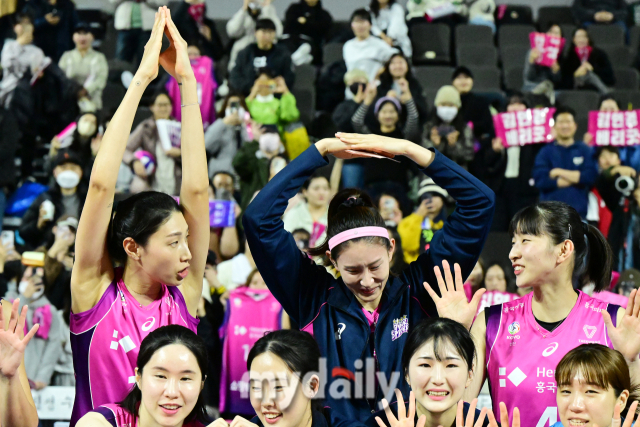 김연경의 구박에 김수지가 고개를 숙이며 두 손을 동그랗게 만들고 있다 / 한국배구연맹.