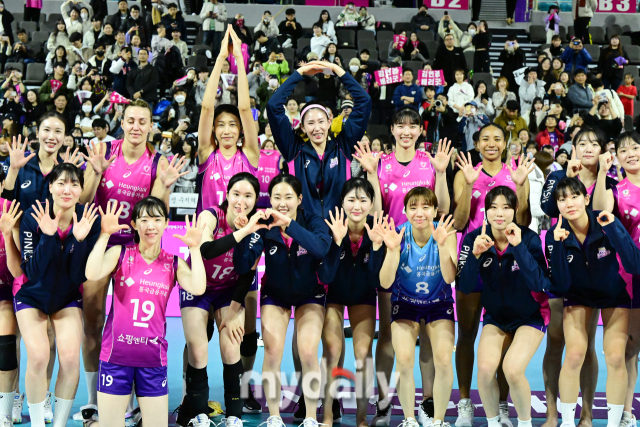한 번의 수정 끝에 10승 기념촬영 포즈를 만든 김연경과 김수지 / 한국배구연맹.
