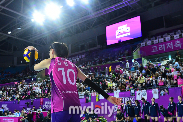 한국도로공사와의 경기에서 절묘한 서브 에이스를 선보인 흥국생명 김연경 / 한국배구연맹.