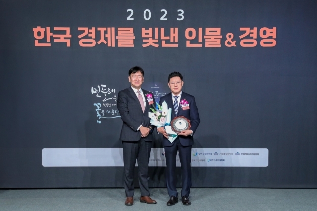 최철홍 보람그룹 회장은 지난 24일 서울 프라자호텔에서 열린 ‘한국경제를 빛낸 인물&경영’ 시상식에서 고객중심경영 부문상을 수상했다. 사진은 최철홍 회장을 대신해 대리 수상한 김기태 보람상조라이프 대표이사(오른쪽)./보람그룹