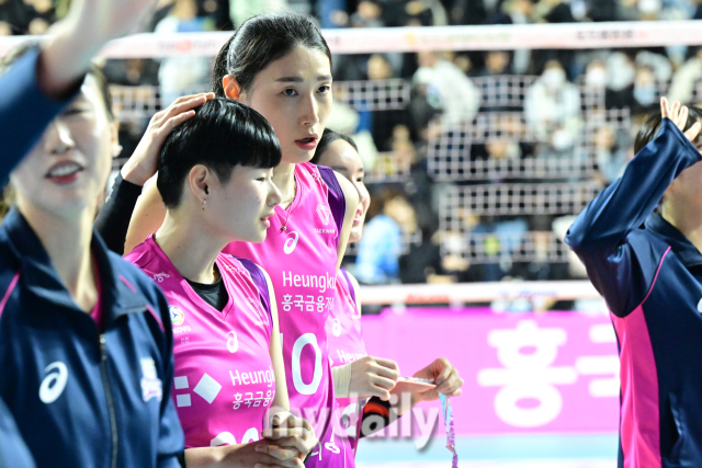 흥국생명 김연경이 이번 시즌 포지션을 바꾼 박수연의 머리를 쓰다듬고 있다 / 한국배구연맹.
