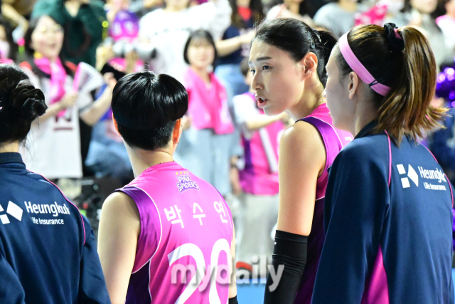 팬들에게 인사를 하면서도 박수연에게 조언을 건네는 흥국생명 김연경 / 한국배구연맹.