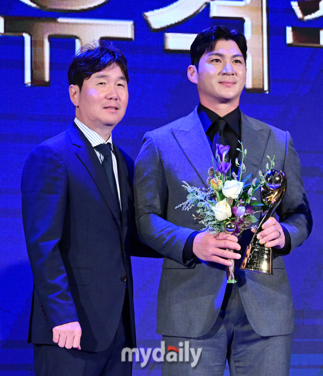 유격수 수비상을 수상한 LG 오지환이 염경엽 감독이 축하를 받고 있다 / 소공동 = 유진형 기자 zolong@mydaily.co.kr