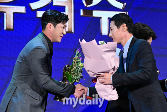 류지현 전 감독이 유격수 수비상을 수상한 LG 오지환을 축하하고 있다 / 소공동 = 유진형 기자 zolong@mydaily.co.kr