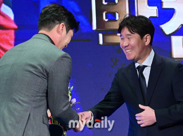 LG 오지환과 KIA 박찬호가 KBO 유격수 수비상을 공동 수상하고 있다 / 소공동 = 유진형 기자 zolong@mydaily.co.kr