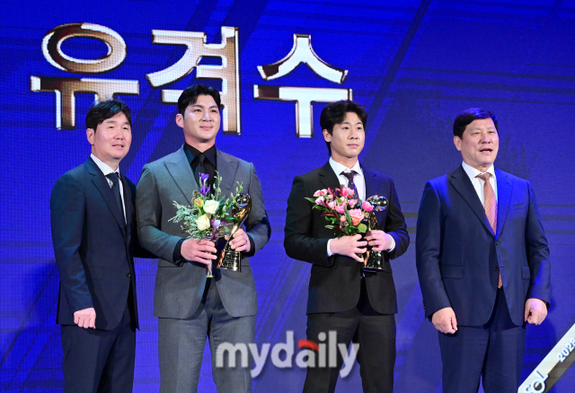 지난해 골든글러브를 수상한 뒤 류지현 감독이 집으로 보낸 꽃다발을 들고 기뻐하는 LG 오지환 / 김영은 SNS