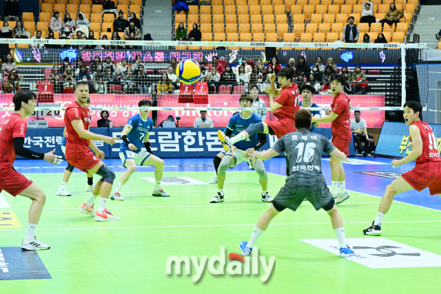 한국전력 선수들이 상대의 터치 아웃을 지켜보고 있다 / 한국배구연맹.