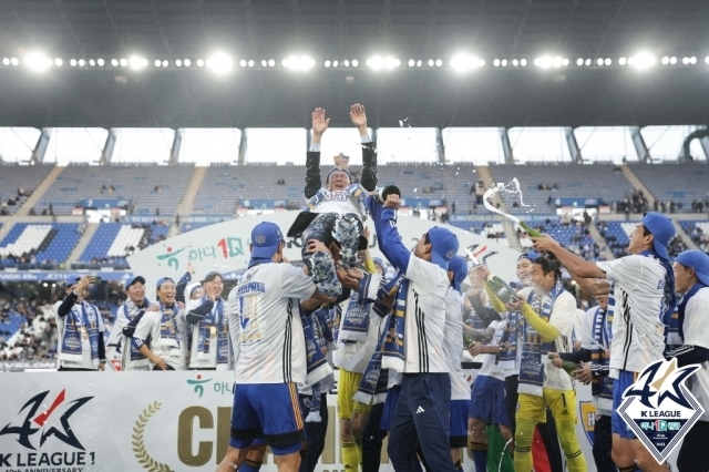 홍명보 감독/한국프로축구연맹