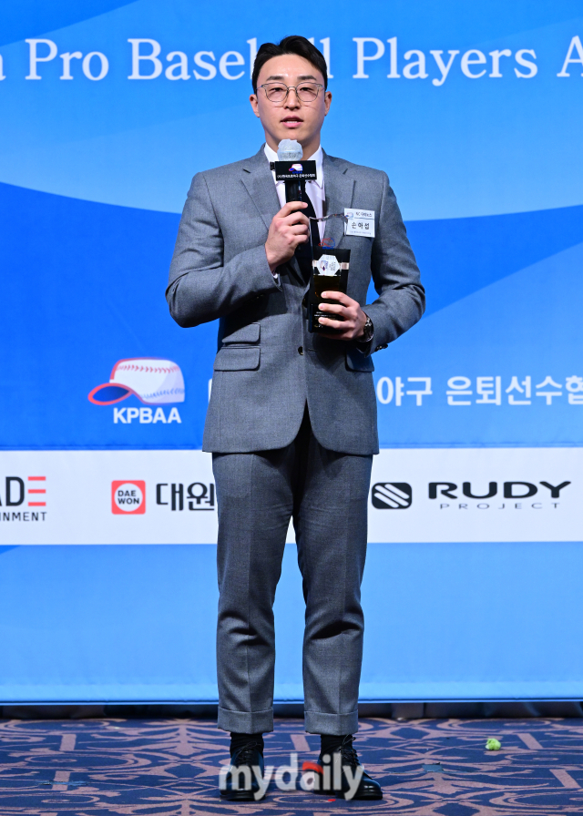 2023년 12월 7일 서울 청담동 리베라호텔에서 '제 11회 2023 한국프로야구 은퇴선수의 날'이 열렸다. NC 손아섭이 최고의 선수상을 수상하고 있다./마이데일리