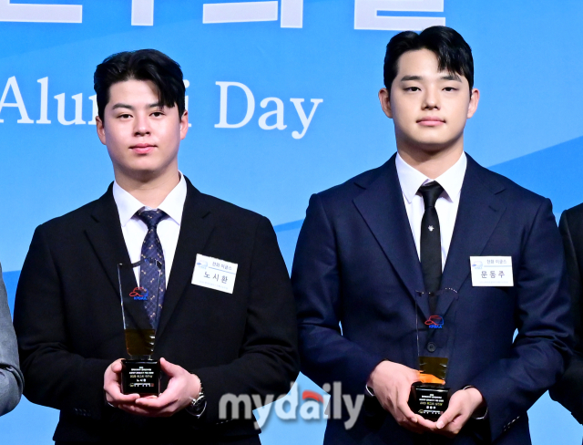 한화 최원호 감독이 노시환과 문동주의 수상에 기뻐하고 있다 / 청담동 = 유진형 기자 zolong@mydaily.co.kr