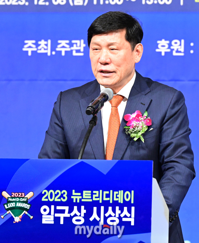 2023년 12월 8일 서울 리베라호텔에서 진행된 '2023뉴트리디데이 일구상 시상식'. <br><br>KBO 허구연 총재가 축사를 하고 있다.