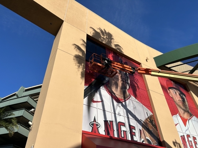 LA 에인절스 에인절 스타디움에 있던 오타니 쇼헤이 벽화가 철거되고 있다./샘 블럼 SNS
