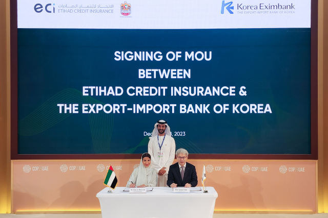 윤희성 한국수출입은행 행장이 지난 8일(현지시간) 두바이에서 라자 알 마즈루에이 에티하드 신용보험(ECI) CEO와 만나 ‘탈탄소 및 친환경 인프라 협력을 위한 업무협약’에 서명했다. 왼쪽부터 라자 알 마즈루에이 ECI CEO, 알마리 UAE(아랍에미리트) 경제부장관, 윤희성 행장./한국수출입은행