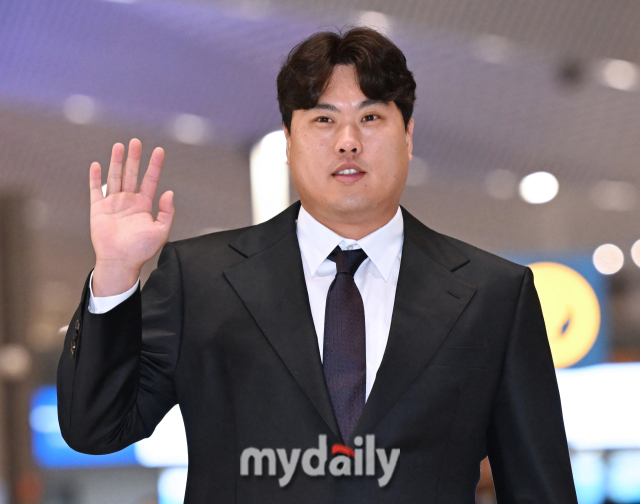 2024년 2월 23일 인천국제공항을 통해 한화 이글스 스프링 캠프 합류를 위해 일본 오키나와로 출국한 한화 류현진./인천공항=한혁승 기자 hanfoto@mydaily.co.kr