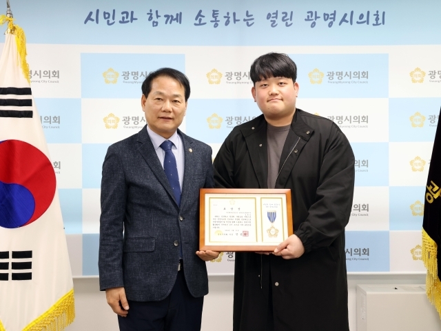 21일 광명시의회 안성환(왼쪽) 의장과 국민체육진흥공단 장희영 대리가 표창장 수여식에서 기념촬영을 하고 있다. /경륜경정총괄본부 제공