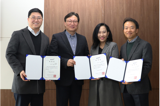 이홍복 경륜경정총괄본부장(왼쪽 두 번째)이 23일 경륜·경정 마케팅전략운영위원회 자문위원 위촉식에서 외부 자문위원(왼쪽부터 첫 번째 김태완 교수, 세 번째 상명대 최은정교수, 네 번째 동국대 여준상 교수)에게 위촉장을 전달하고 기념사진을 촬영하고 있다. /경륜경정총괄본부 제공