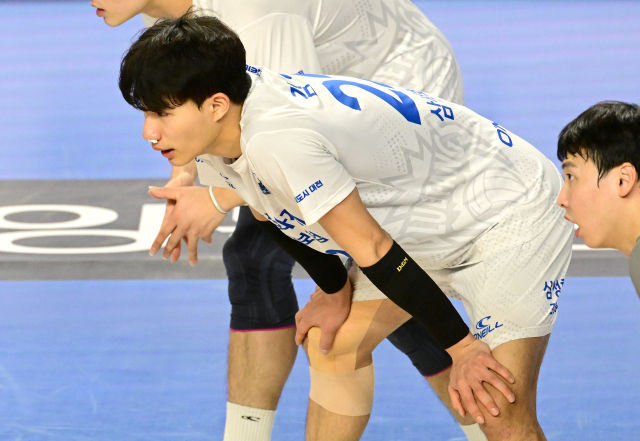 풀세트 접전 끝에 승리한 삼성화재 선수들이 기뻐하고 있다 / KOVO(한국배구연맹)