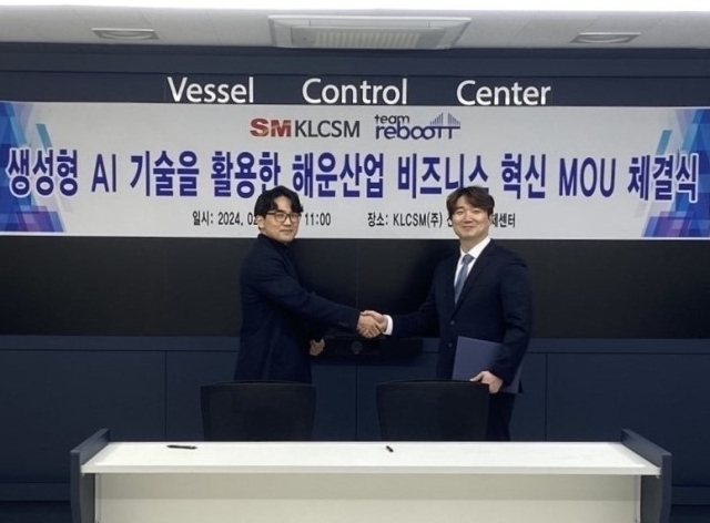 손균한 KLCSM 경영관리본부장(왼쪽)과 최성철 팀리부뜨 대표. /SM그룹