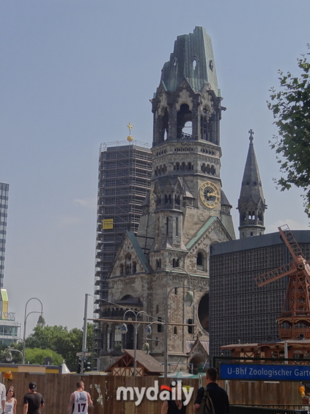 독일을 통일한 카이저 빌헬름 1세의 이름을 딴 카이저 빌헬름 기념 교회는 제2차 세계대전 때 파괴된 첨탑을 그대로 보존하고 있어 역사를 기억하려는 독일인의 의식을 보여준다.