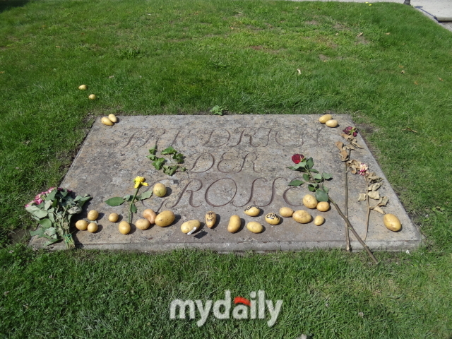 포츠담의 상수시 궁전에 있는 프리드리히 2세의 무덤에는 특이하게도 감자가 놓여 있다. 감자를 받아들여 기근에 굶주리는 백성들을 구한 까닭에 ‘감자 대왕’이라는 애칭이 붙은 그를 기리는 특별한 방법인 것이다.