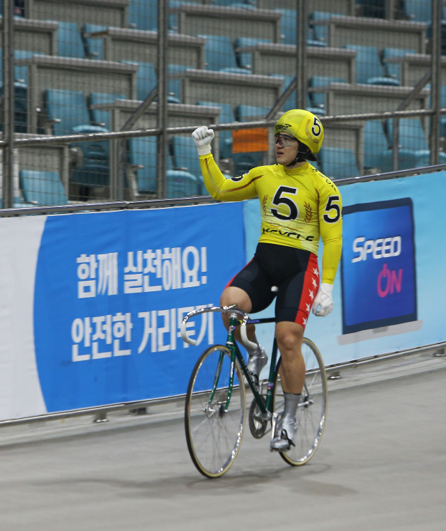 특선급 경주에서 우승한 전원규 선수가 환호하고 있다. /경륜경정총괄본부 제공