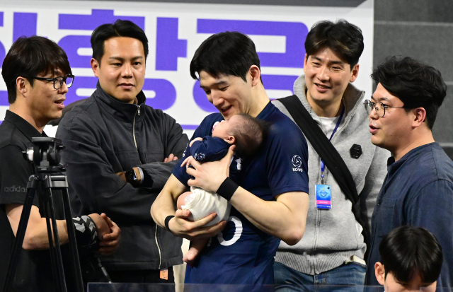 정지석이 자신의 딸을 품에 안고 구단주 및 관계자들과 이야기를 나누고 있다 / KOVO(한국배구연맹)