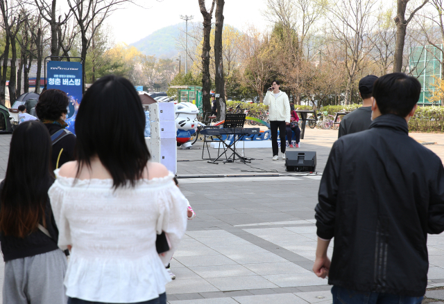 지난 7일 '경륜 선수 백호돌이' 캐릭터 조형물이 설치된 광명스피돔 페달광장에서 열린 거리공연을 시민들이 관람하고 있다. /경륜경정총괄본부 제공