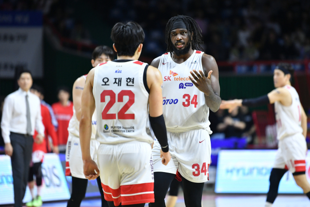 서울 SK 나이츠 오재현, 자밀 워니(왼쪽부터)/KBL 