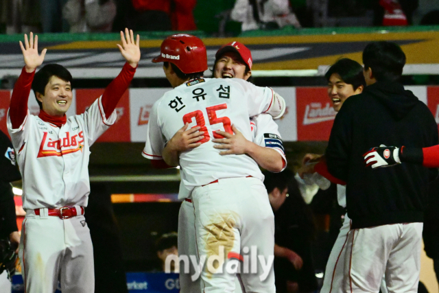  SSG 한유섬이 9회말 2사 끝내기 홈런을 때린 뒤  동점포 최정과 뜨거운 포옹을 하며 기뻐하고 있다.