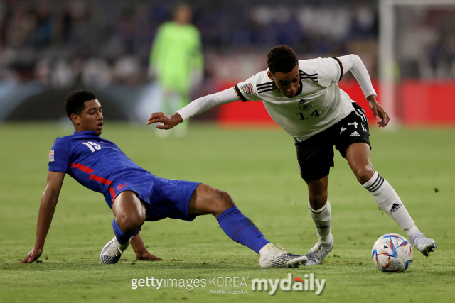 독일 대표팀과 잉글랜드 대표팀 경기에서 공을 다투는 무시알라(오른쪽)와 벨링엄. /게티이미지코리아