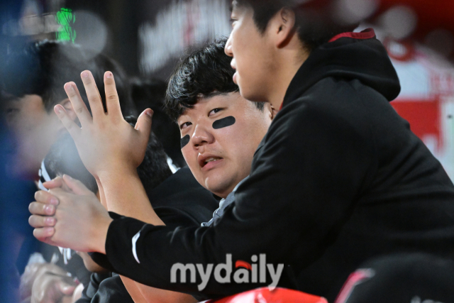 생애 첫 연타석 홈런을 때린 LG 김범석이 간절한 마음으로 팀 승리를 기원하고 있다.