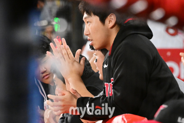 LG 김범석이 9회말 만루에서 두 손을 모아서 팀 승리를 기원하고 있다.