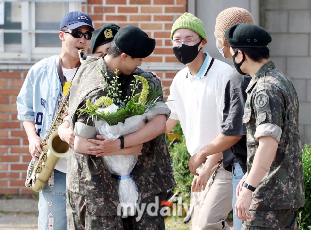 2024년 6월 12일 오전 경기도 연천 5사단 신병교육대앞에서 진행된 방탄소년단(BTS) 진 전역식. 송일섭 기자.